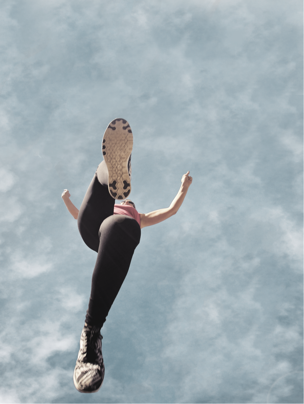 Femme qui saute sur avec un fond de ciel